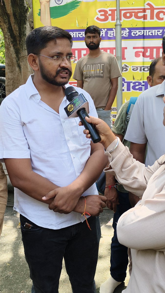 Advavkashkus's tweet photo. आज #ग्यारहवें दिन हमारे अगुआ ,बहुजन मसीहा शोषित ,वंचितों की आवाज हमारे मार्गदर्शक अभिवावक अपनी जनता पार्टी  के राष्ट्रीय अध्यक्ष परम सम्मानित मा. @SwamiPMaurya  जी 🔥का आगमन इको गार्डन में  #आरक्षण_घोटाले_के_खिलाफ चल रहे #आरक्षण_बचाओ_महा_आंदोलन में । https://t.co/ZsgR9uysoz