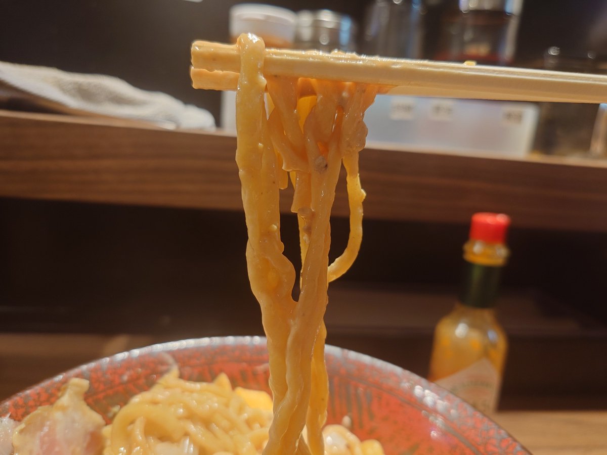 ix1213123's tweet photo. 御茶ノ水油そば するが@東京都千代田区神田駿河台:「御茶ノ水」駅
@ochanomizu1985 / #御茶ノ水油そばするが
2026年09月12日20:24

今週の限定1
特製 もっとチーズ月見バーガー混ぜそば ¥1,400
　►並盛り180g
　◦大盛り240g
　◦特大300g
　◦メガ盛り400g +¥150 https://t.co/KwjRDinz5L