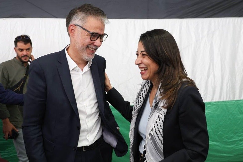 faureolivier's tweet photo. Inauguration du stand de l’ambassade de Palestine à la Fête de l'Huma.

Merci à mon amie @HalaAbouHassira, ambassadrice de l’État de Palestine en France pour son accueil. Invité sur le stand de la Palestine, j'ai reparlé de ma proposition de loi visant à interdire tout commerce avec les colonies israéliennes en Cisjordanie ( pas seulement les produits, aussi les services et investissements). Issue d’un travail de fond avec les associations et ONG, co-signée par @SabrinaSebaihi , Richard Ramos et une centaine de députés de presque tous les groupes, il faut maintenant la voter vite ! 
Au moment où le gouvernement français se résout enfin à une initiative européenne pour interdire l'importation des produits issus des colonies israéliennes en Cisjordanie, il est temps des passer des mots à l’action !