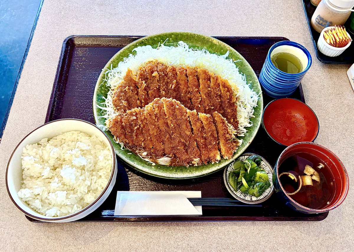 NoricoOrnori's tweet photo. 東海道新幹線線路沿いのとんかつ喜楽屋🐖
ジャンボロースかつ定食はジャンボロースかつ300g・ごはん400g・キャベツ300g🙌
キャベツ・赤だしはおかわり1回無料、ごはんは1/2杯おかわり無料🍚
味は味噌だれ・ソース・土佐醤油おろしから選べます✍️
コスパ抜群の味噌かつ定食👍
https://t.co/pR1npIHwO3 https://t.co/qre9rx6zp2