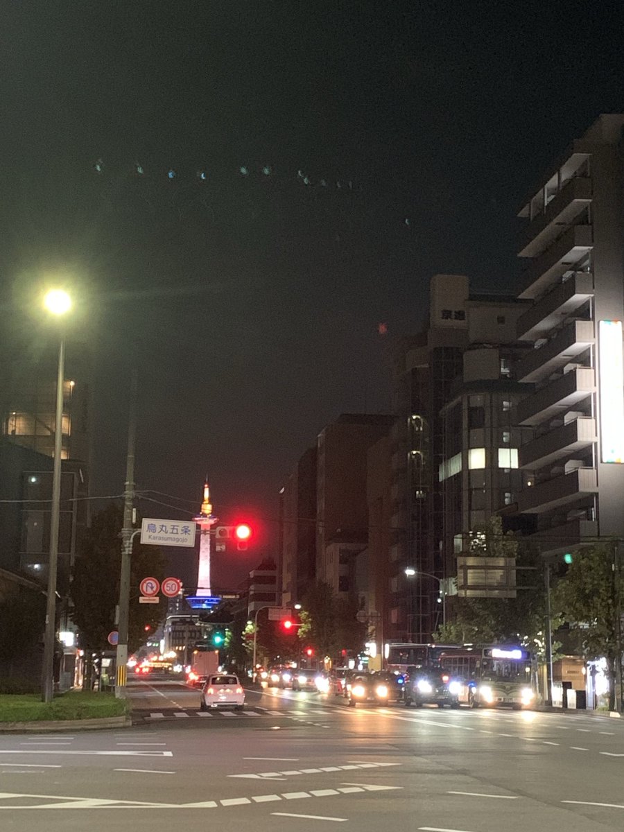 yrP93KFo37xFe5U's tweet photo. #丸竹夷 #ツアファイ 観て 心もお腹も満パンにした後 #京都 の街並を撮った #京都タワー が後方に佇むのが好き❤️ あと #BOOWY の #高橋まこと さんが登場 #BadFeeling でドラムを披露してくれた サビがまだ頭の中で鳴り響いている 〜イマージネーションど〜りに〜腰振るのは〜や〜め〜て〜くれ〜 https://t.co/uOWlbBT8QH