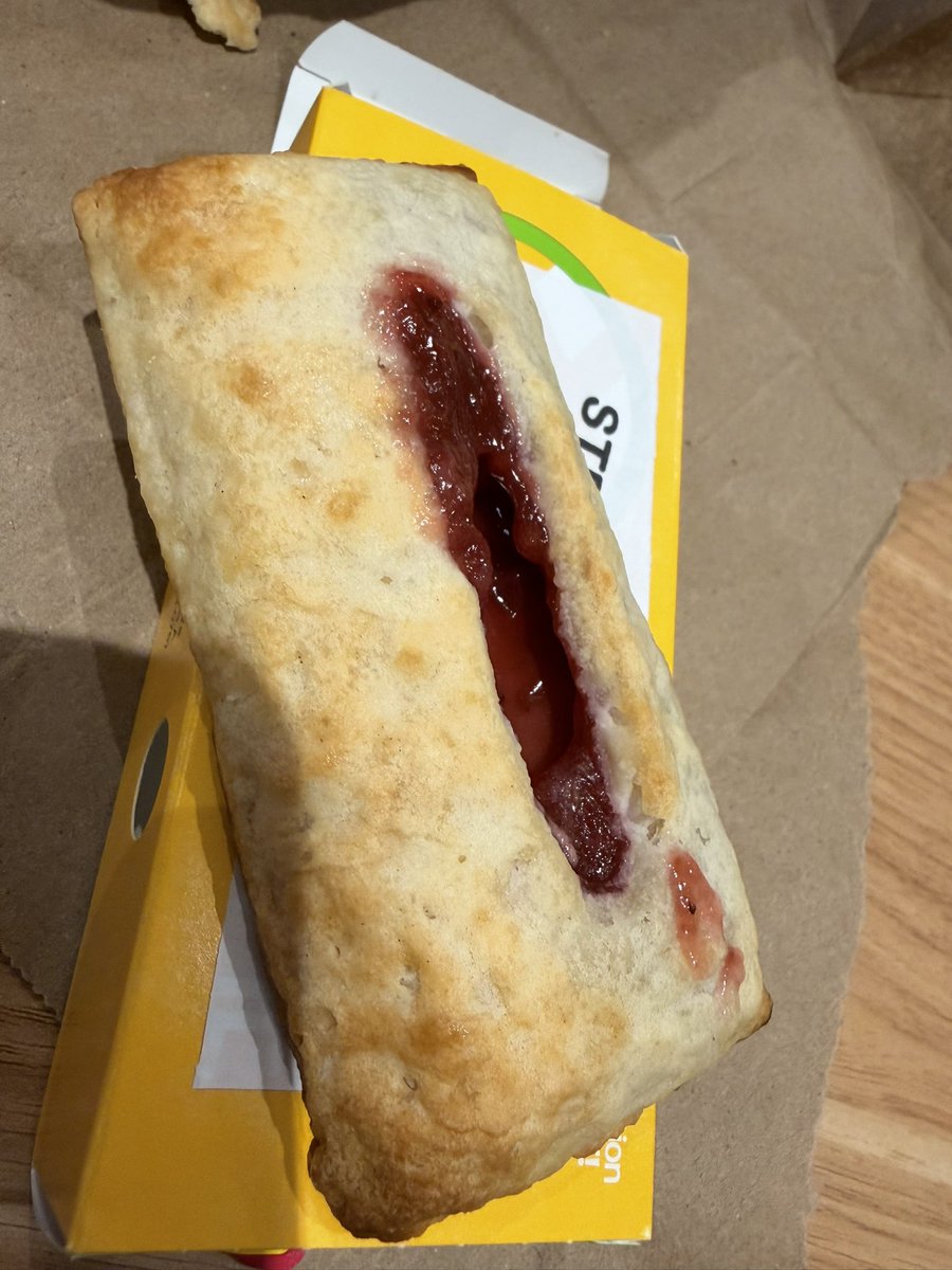 flyfromkl's tweet photo. 日本に3店舗しかない米軍マック。腹一杯なのでデザートとして米国仕様のパイ類を。肉6枚のビックマックとか面白いものがあっていいね。 https://t.co/rCXcTRNlsG