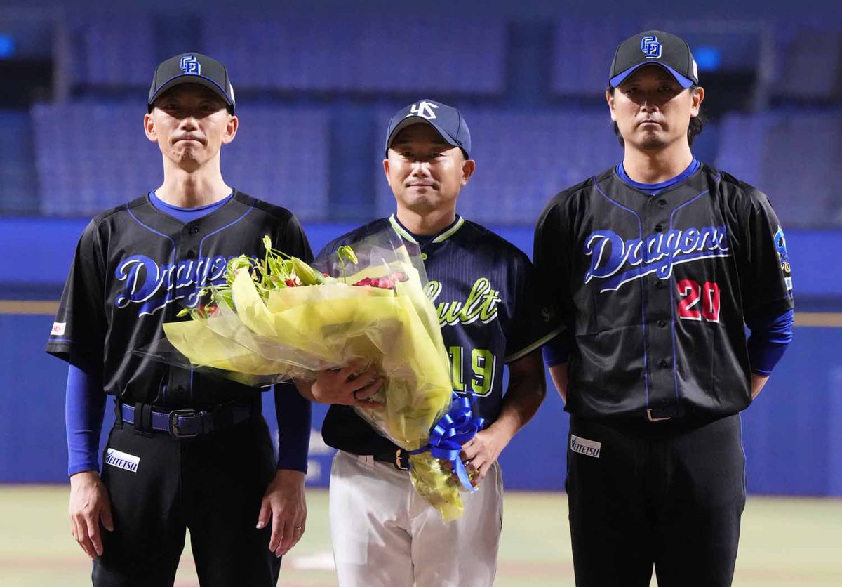 swallowspr's tweet photo. 本日の試合終了後、今シーズン限りでの引退を発表した #石川雅規 投手へ、中日ドラゴンズの #嶋基宏 ヘッドコーチ、#涌井秀章 投手から花束の贈呈がありました💐

このような機会を設けてくださった中日ドラゴンズの関係者の皆さまに、心より感謝申し上げます。

#swallows #燕心全開 https://t.co/CsabMmjdUg