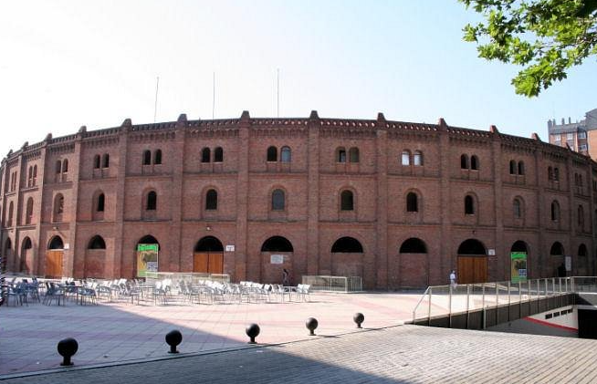 PoliciaMV's tweet photo. 🐂 Hoy a las 18:00 h habrá evento taurino en la Plaza de Toros

Si vas a acudir, hazlo con tiempo y recuerda: #MejorEnBus

👮‍♀️ Estaremos por la zona para facilitar la movilidad y colaborar en la regulación del tráfico

@AuvasaVLL
#FiestasVLL2026 https://t.co/fygAVSImlX