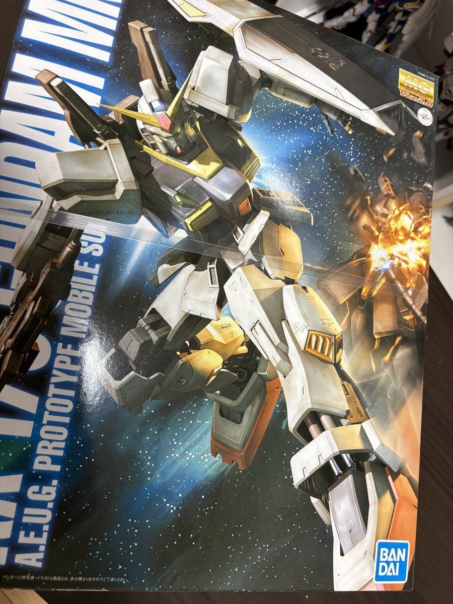 takno02's tweet photo. 会社の大先輩とキット交換でMGマークII（エューゴ）いただいたぁ！

よかったなぁ黒マークII、おめぇまだティターンズでいられるってよ！

そんで持って来週末リックディアス赤来るんすよ…グリプス戦役きちゃうねぇ https://t.co/pgWoMMbX4I
