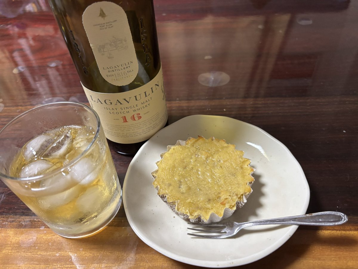 will_jun722's tweet photo. 本日の酒のアテは
#スイートポテト
冷蔵庫で冷やしてしっとり感を増しています。
酒は
#ラガヴーリン16年
アイラモルト独特のヨード香が刺激的❤️
自家製のスイートポテトがお互いの良さを高めてくれます☺️ https://t.co/zTFYLpzpn4