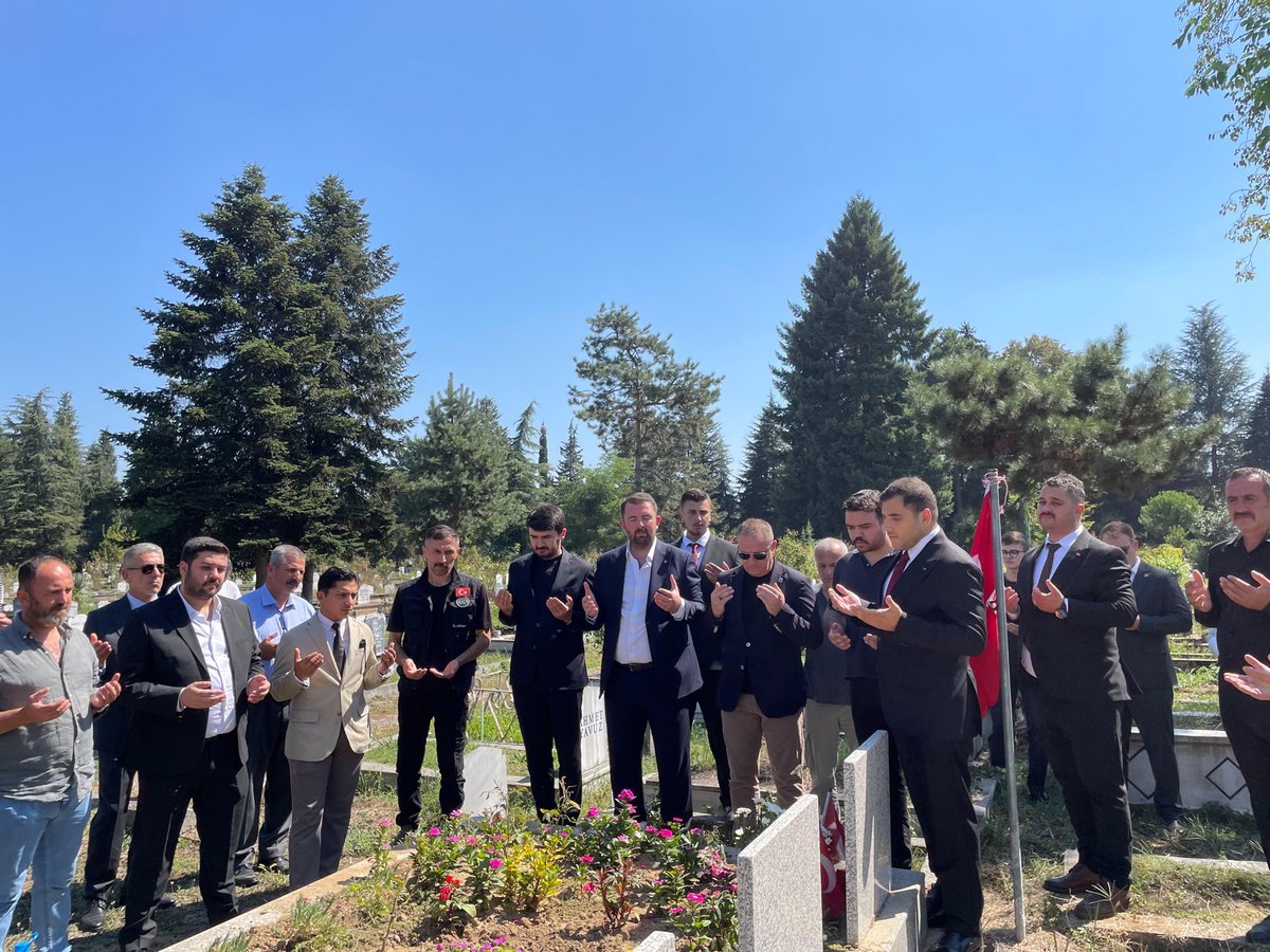 duzceocak's tweet photo. UNUTMAK, TÜKENMEKTİR! 

12 Eylül Darbesinin yıldönümünde
İdam edilerek şehit olan Ülkücü Şehitlerimizi anmak için Ülkü Ocakları Düzce İl Başkanlığı olarak, İl Başkanımız Oğuzhan Coşkun’un öncülüğünde öğle namazına müteakiben tertip ettiğimiz programımıza Kamu-Sen İl Başkanımız, Milliyetçi Haraket Partisi Düzce İl yönetim kurulu üyelerimiz, Merkez İlçe Başkanımız ve kıymetli Ülküdaşlarımızla birlikte Şehidimiz Erdem Arabacı’yı kabri başında dualarda andık.

Başta Ülkücü Şehitlerimiz olmak üzere geçmiş tüm dava arkadaşlarımızı rahmet minnet ve dualarla anıyoruz. 🇹🇷