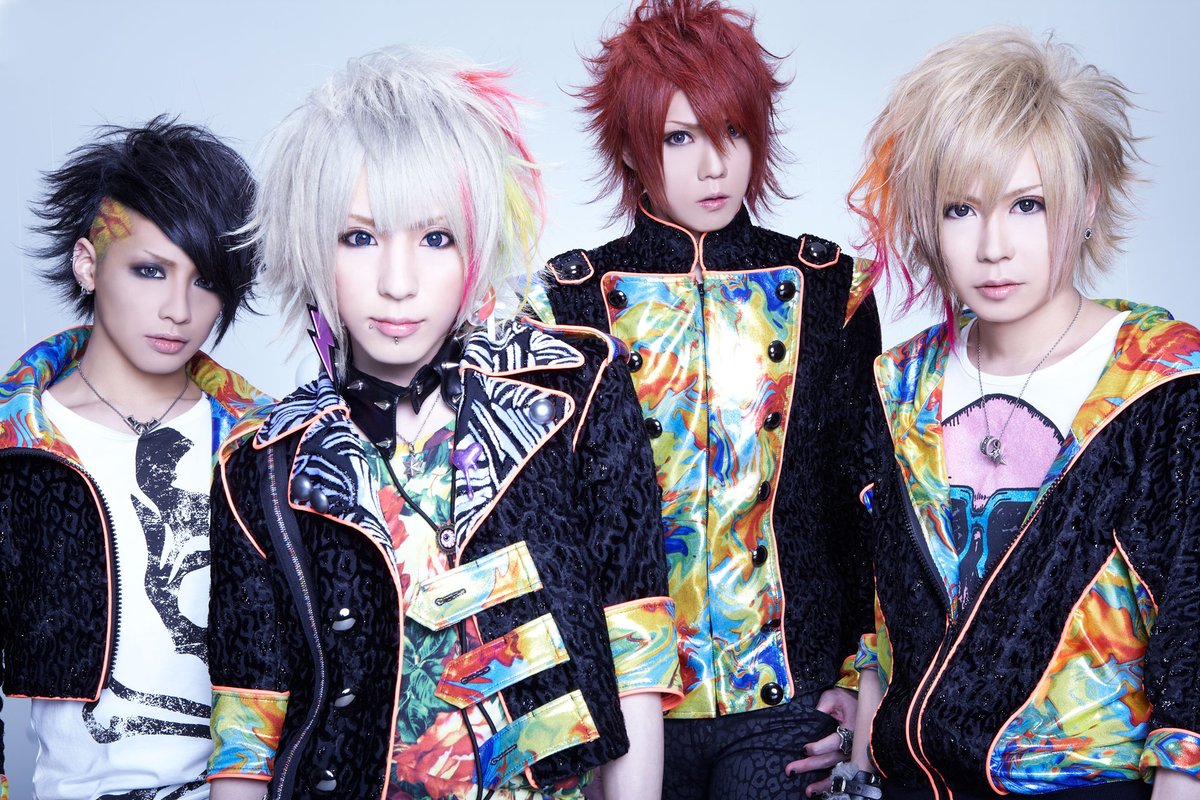 div_official_'s tweet photo. 【PRE-RECHARGE ONEMAN TOUR】

充電期間前、最後の全国ワンマンツアー。

ツアー開幕となる2公演では、各時期の衣装と楽曲を通して、これまでのDIVをお届けします。

■09.25 FRI｜西川口Hearts
OPEN 17:30 / START 18:00
1st mini ALBUM「無題のドキュメント」収録曲を演奏予定。
衣装は「ANSWER」。

■09.26 SAT｜柏ThumbUp
OPEN 17:30 / START 18:00
1st Single「夏の行方」収録曲を演奏予定。
衣装は「夏の行方」。

■チケット一般発売中
https://t.co/YqlxFGauuW

西川口・柏公演でお待ちしています！

#DIV
#PRE_RECHARGE_ONEMAN_TOUR
@acme_chisa
@acme_shogo
@chobi8_bass
@satochiroru