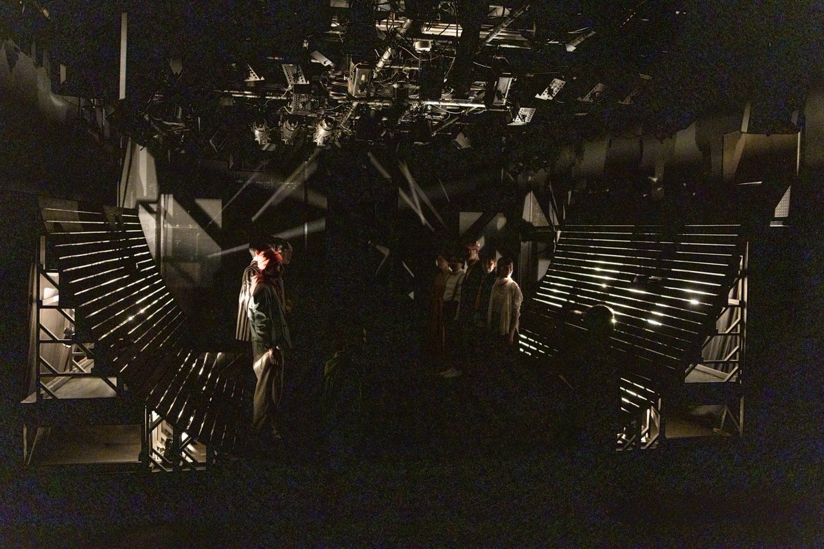shizuma_tokyo's tweet photo. シヅマ「商人」いよいよ明日9/13(日)14:00の回が千秋楽です！まだお席がございます、いますぐご予約を！

https://t.co/1mfMP79LUY

区別と差別の境界を、善性のプリズムを通して浮き彫りにした本作を通し、15名の俳優とともに私たちの内側にある「不可視のライン」を描き出します。

—
シヅマ 第2回公演 『商人』

【作】アーノルド・ウェスカー
【翻訳】竹中 昌宏
【演出】辻井 彰太
【出演】中田 顕史郎・宮山 知衣(On7)・松浦 佐知子(FMG)・鶴牧 万里(シヅマ)・佐藤 拓之(シヅマ)・牧 凌平・小川 哲也(平泳ぎ本店)・岡田 優(オフィス33)・百花 亜希・葛 たか喜代・野上 篤史・八代 進一(花組芝居)・佐藤 晃子(Ｇ. com)・坂元 貞美・久保田 芳之

【公演期間】2026年9月9日(水)〜13日（日)
【会場】上野ストアハウス
【チケット】前売 ¥5,000・当日 ¥5,500

【スタッフ】 舞台監督：杣谷 昌洋・照明：千田 実(CHIDA OFFICE)・美術：加藤 まゆこ・音響：黒柳 安弘(KUROGOKU)・演出助手：藍川 メリル・衣装アドバイザー：宋 ひさこ・写真 : 入佐 良二・宣伝美術：quiet design productions.・協力：五十嵐ミナ / 河原 舞 / 小林 至 / 石原 優子 / 永田 景子・制作：シヅマ制作部

photo:入佐良二

#シヅマ
#シヅマの商人
#アーノルド・ウェスカー
#上野ストアハウス