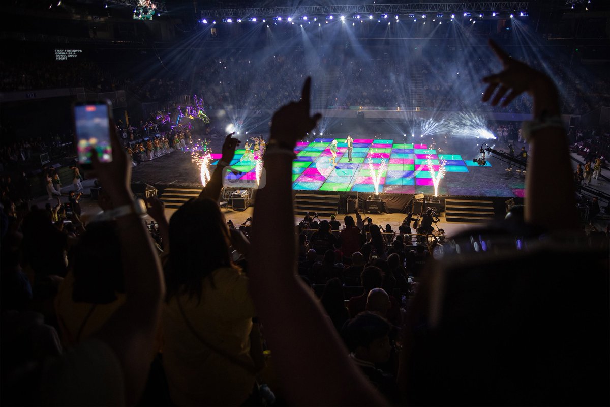 OneSportsPHL's tweet photo. NAGBAGSAKAN THIS UNKABOGABLE NIGHT 🤩🔰

It was a star-studded spectacle as Gloc-9 and Vice Ganda shared the stage with BINI’s Maloi and Mikha, Darren Espanto, Maki, Baby Dolls, and Kyle Echarri for an explosive UAAP Season 89 opening ceremony at the Mall of Asia Arena. | 📸 RM Chua/One Sports

#UAAPSeason89 #ForEveryoneUAAP