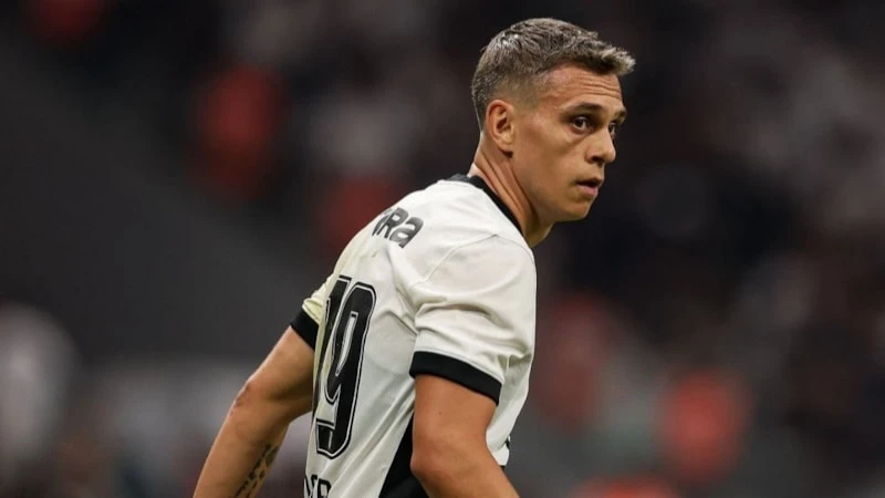 DesibelSport's tweet photo. 🗣️Onur Yıldız: Bence Trossard bu sezona bütün ligi dahil edersek en çok damga vuracak oyunculardan biri. Sadece Vlahović, Salah, Osimhen gibi golcüler değil; asist ve gol sayısı olarak ve playmaker olarak takımı yönlendirdiği için takımı bu güzel futbolu oynatan en önemli unsurlardan biri.

🔗 https://t.co/gQYslO4T2r