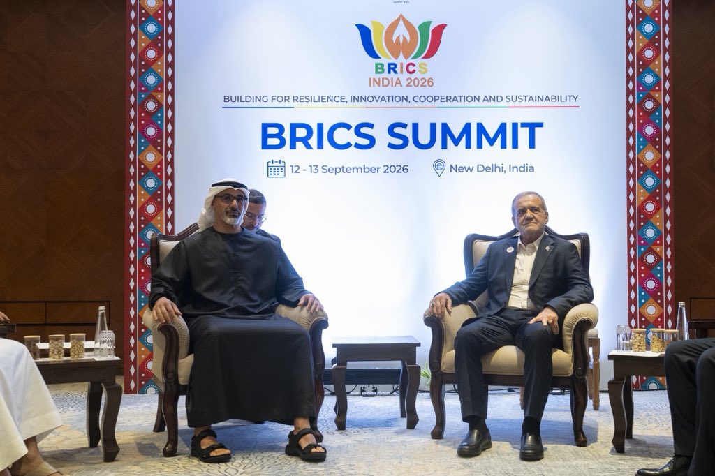 ADMediaOffice's tweet photo. خالد بن محمد بن زايد، ولي عهد أبوظبي، يلتقي الرئيس الإيراني الدكتور مسعود بزشكيان، على ��امش قمة "بريكس" في نيودلهي؛ حيث جرى خلال اللقاء تناول عدد من القضايا الإقليمية والدولية، وأهمية دعم جهود التهدئة وخفض التصعيد والاستقرار في المنطقة وتعزيز فرص السلام والتنمية لشعوبها. https://t.co/HhF3n7WGsH