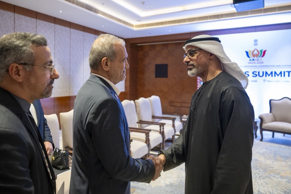ADMediaOffice's tweet photo. خالد بن محمد بن زايد، ولي عهد أبوظبي، يلتقي الرئيس الإيراني الدكتور مسعود بزشكيان، على ��امش قمة "بريكس" في نيودلهي؛ حيث جرى خلال اللقاء تناول عدد من القضايا الإقليمية والدولية، وأهمية دعم جهود التهدئة وخفض التصعيد والاستقرار في المنطقة وتعزيز فرص السلام والتنمية لشعوبها. https://t.co/HhF3n7WGsH
