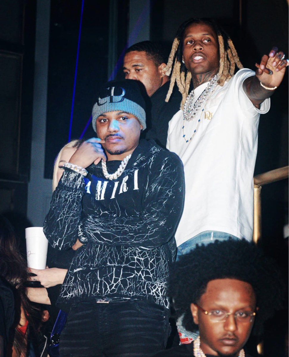 OTFFrance_'s tweet photo. 🚨RÉCIT DU VERDICT ‼️

Vers 16h00, le jury annonça qu’il était prêt à rendre son verdict et tout le monde se dirigea vers la salle d’audience.

L’atmosphère était pesante et très silencieuse… Lil Durk était vêtu d’un costume beige et d’une cravate marron foncée. Dede & Browneyez étaient, eux, vêtus de bleu.

Le jury entra dans la salle d’audience sans regarder un seul des accusés, un peu comme s’il cherchait à éviter leur regard.

Le juge annonça que le jury commencerait par le verdict de Dede, puis enchaînerait avec celui de Browneyez et finirait enfin par celui de Lil Durk.

Lil Durk était tendu mais souriant, faisait quelques blagues et souriait à India & à sa mère, elles aussi un peu stressées. (Il était tellement souriant que certains pensaient qu’il avait déja été informé du verdict) Brian Steel était rouge de stress, tandis que Drew Findling, lui, était très calme.

Dede se leva, et le jury commença…

1ère charge (stalking de QR) : COUPABLE.

Puis les 2e et 3e charges de stalking également : COUPABLE.

Dede, pendant toute l’annonce de son verdict, hochait la tête de haut en bas… du moins jusqu’à la 4e charge, celle du Murder for Hire. Lil Durk, qui se trouvait assis devant Dede, regardait droit devant lui et, lorsqu’il entendit « Coupable » pour les charges contre l’un de ses meilleurs amis, se tourna pendant une seconde pour regarder Dede, puis se mit à fixer le sol d’un air déçu.

Lorsque les 4e et 5e charges furent lues (celles du Murder for Hire), le jury annonça : NON COUPABLE.

Toute la salle fut surprise, même Dede qui s’arrêta alors de hocher la tête.

Ensuite, ce fut au tour de Browneyez (l’un des tireurs) qui, sans surprise, écopa des mêmes verdicts que Dede. Browneyez, lui, resta assez calme, comme s’il connaissait déjà son sort.

Puis vint le tour de Lil Durk…

Tout le monde retint son souffle et imagina le pire. Lorsque la première charge fut lue…

NON COUPABLE.

Lil Durk resta un peu choqué mais stoïque. La salle fut surprise, car Dede & Browneyez avaient été déclarés coupables de ces charges.

2e charge : NON COUPABLE.

Et là, Lil Durk commença à se tenir la tête, retenant ses larmes. Brian Steel éclata en sanglots. Christy O’Connor, elle aussi en larmes, attrapa le bras de Durk finalement en larmes pour le réconforter jusqu’à la fin du verdict.

NON COUPABLE de toutes les charges.

La mère de Durk et sa femme, India, se prirent dans les bras et pleurèrent tout au long du verdict. Toute la salle exulta.

Dede, abattu, se remit à hocher la tête (en guise de satisfaction?) pour son ami Durk.

SÉQUENCE ÉMOTION dans la salle d’audience, Drew Findling (en larmes) pris la famille de Durk dans ses bras en leur disant : « Ne doutez jamais de moi !! » puis le juge demanda à tout le monde de se calmer.

Il annonça que, malgré les verdicts, tous les accusés retourneraient en détention, car ils avaient un autre procès prévu pour la charge VICAR/RICO, prévu pour le 5 octobre. (imo : Croyez-moi, ce procès sera repoussé ou les charges seront abandonnées.)

Il annonça également qu’il prononcerait les peines de Dede & Browneyez après ce procès, avant d’annoncer à Lil Durk qu’il était OFFICIELLEMENT acquitté des charges pour lesquelles il avait été accusé.

@youvegtMEL 

Durk & Dede sont des vrais amis d’enfance, Durk avait sorti Dede de prison (accusé de meurtre) en 2019 après avoir payé sa caution de 90 000$ ainsi que les avocats lui permettant d’être acquitté début 2024. 

LOYAUTÉ 🫂