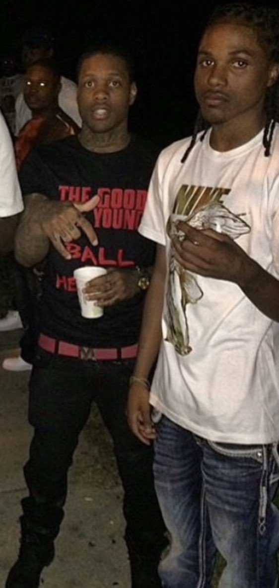 OTFFrance_'s tweet photo. 🚨RÉCIT DU VERDICT ‼️

Vers 16h00, le jury annonça qu’il était prêt à rendre son verdict et tout le monde se dirigea vers la salle d’audience.

L’atmosphère était pesante et très silencieuse… Lil Durk était vêtu d’un costume beige et d’une cravate marron foncée. Dede & Browneyez étaient, eux, vêtus de bleu.

Le jury entra dans la salle d’audience sans regarder un seul des accusés, un peu comme s’il cherchait à éviter leur regard.

Le juge annonça que le jury commencerait par le verdict de Dede, puis enchaînerait avec celui de Browneyez et finirait enfin par celui de Lil Durk.

Lil Durk était tendu mais souriant, faisait quelques blagues et souriait à India & à sa mère, elles aussi un peu stressées. (Il était tellement souriant que certains pensaient qu’il avait déja été informé du verdict) Brian Steel était rouge de stress, tandis que Drew Findling, lui, était très calme.

Dede se leva, et le jury commença…

1ère charge (stalking de QR) : COUPABLE.

Puis les 2e et 3e charges de stalking également : COUPABLE.

Dede, pendant toute l’annonce de son verdict, hochait la tête de haut en bas… du moins jusqu’à la 4e charge, celle du Murder for Hire. Lil Durk, qui se trouvait assis devant Dede, regardait droit devant lui et, lorsqu’il entendit « Coupable » pour les charges contre l’un de ses meilleurs amis, se tourna pendant une seconde pour regarder Dede, puis se mit à fixer le sol d’un air déçu.

Lorsque les 4e et 5e charges furent lues (celles du Murder for Hire), le jury annonça : NON COUPABLE.

Toute la salle fut surprise, même Dede qui s’arrêta alors de hocher la tête.

Ensuite, ce fut au tour de Browneyez (l’un des tireurs) qui, sans surprise, écopa des mêmes verdicts que Dede. Browneyez, lui, resta assez calme, comme s’il connaissait déjà son sort.

Puis vint le tour de Lil Durk…

Tout le monde retint son souffle et imagina le pire. Lorsque la première charge fut lue…

NON COUPABLE.

Lil Durk resta un peu choqué mais stoïque. La salle fut surprise, car Dede & Browneyez avaient été déclarés coupables de ces charges.

2e charge : NON COUPABLE.

Et là, Lil Durk commença à se tenir la tête, retenant ses larmes. Brian Steel éclata en sanglots. Christy O’Connor, elle aussi en larmes, attrapa le bras de Durk finalement en larmes pour le réconforter jusqu’à la fin du verdict.

NON COUPABLE de toutes les charges.

La mère de Durk et sa femme, India, se prirent dans les bras et pleurèrent tout au long du verdict. Toute la salle exulta.

Dede, abattu, se remit à hocher la tête (en guise de satisfaction?) pour son ami Durk.

SÉQUENCE ÉMOTION dans la salle d’audience, Drew Findling (en larmes) pris la famille de Durk dans ses bras en leur disant : « Ne doutez jamais de moi !! » puis le juge demanda à tout le monde de se calmer.

Il annonça que, malgré les verdicts, tous les accusés retourneraient en détention, car ils avaient un autre procès prévu pour la charge VICAR/RICO, prévu pour le 5 octobre. (imo : Croyez-moi, ce procès sera repoussé ou les charges seront abandonnées.)

Il annonça également qu’il prononcerait les peines de Dede & Browneyez après ce procès, avant d’annoncer à Lil Durk qu’il était OFFICIELLEMENT acquitté des charges pour lesquelles il avait été accusé.

@youvegtMEL 

Durk & Dede sont des vrais amis d’enfance, Durk avait sorti Dede de prison (accusé de meurtre) en 2019 après avoir payé sa caution de 90 000$ ainsi que les avocats lui permettant d’être acquitté début 2024. 

LOYAUTÉ 🫂