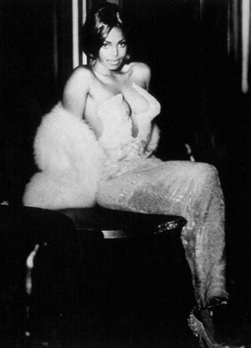 tdspec0923's tweet photo. JANET in Thierry Mugler Fall/Winter 1992 collection. 🤍 Gorgeous🤍 https://t.co/MCSG3E5Jur