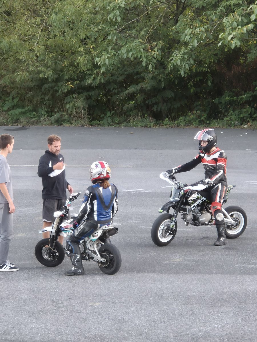 arctiicsgaming's tweet photo. Primera experiencia en moto, ha sido genial. No me lo esperaban tan divertido! Haremos otro curso mas seguro 🏍 https://t.co/CIuhu0lmna