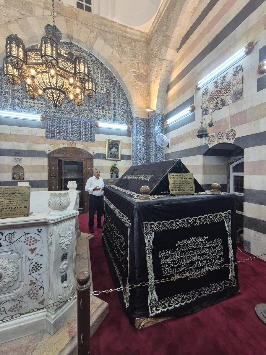 DavutSahin_72's tweet photo. Suriye Müftüsü Muhterem Üsame Rufai ile bir araya geldik.

Şam Emevi Camisinde namazımızı kıldık ve Ceddimiz  Selahaddin Eyyübi' nın kabrini ziyaret ettik.

Kudüs fatihinden Kudüs' ü tekrar özgürlüğüne kavuşturmak için ilham ve manevi strateji almaya çalıştık. https://t.co/lwUOJDGXl6