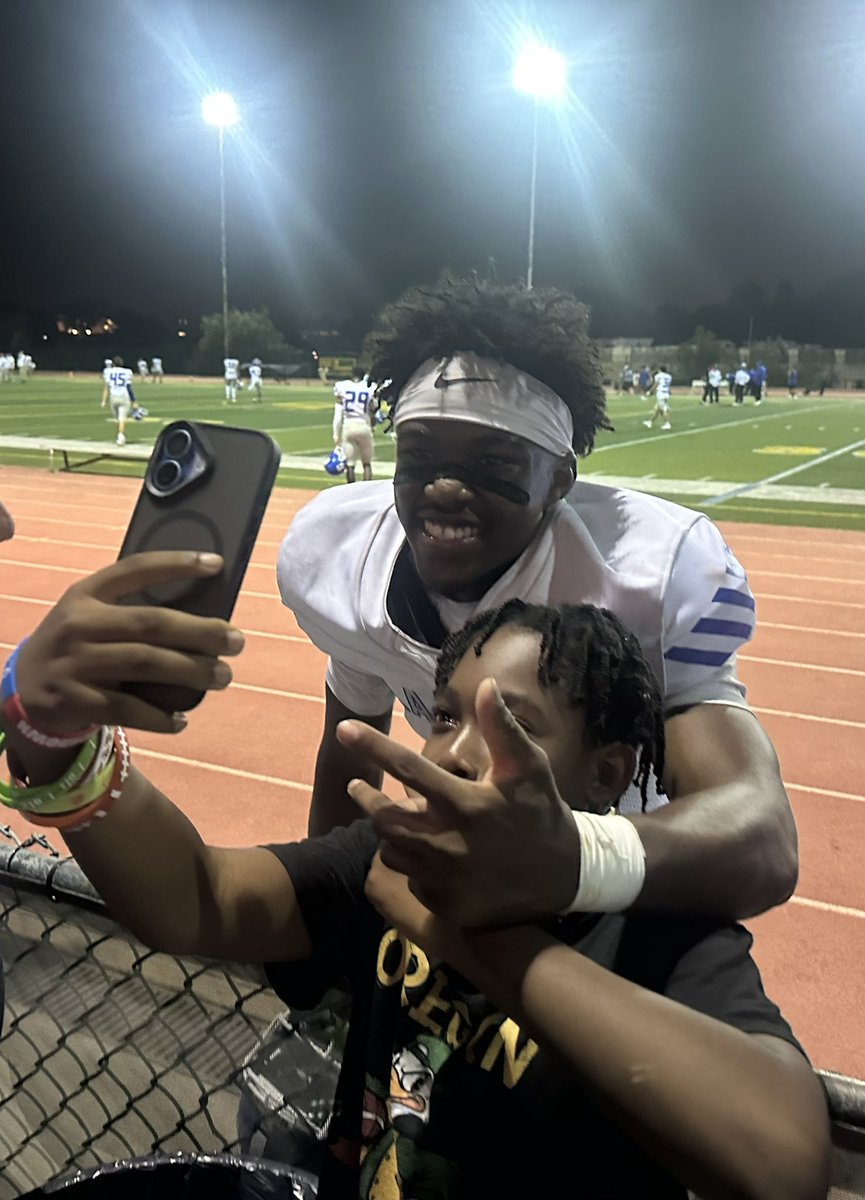 BlakeRogers_3's tweet photo. @BlakeRogers_3 @carecruitsath @OrtegeJenkins16 @SUUFB_ @delanefitz @OGMacDC @CoachJackT 29-24 W over @MiraCostaFB tuff team! Strong La Habra WIN🔥TD catch from @DJ_Mitchell1X Family time with lil cousins Deverlyn and Zamir! https://t.co/fNaksgCh5E