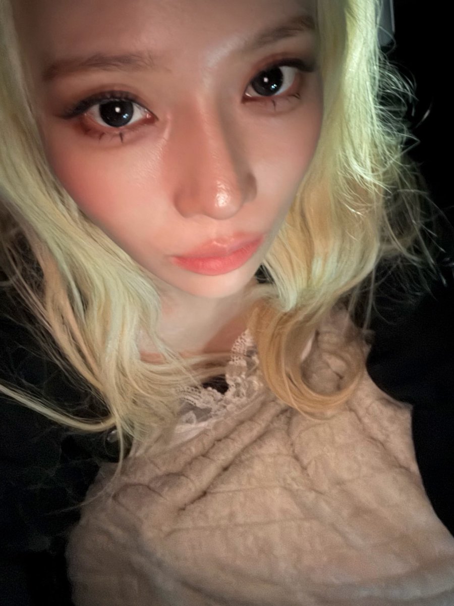 kmjmedias's tweet photo. "thank god you’re not a photocard" selcas https://t.co/EEt56r9euW