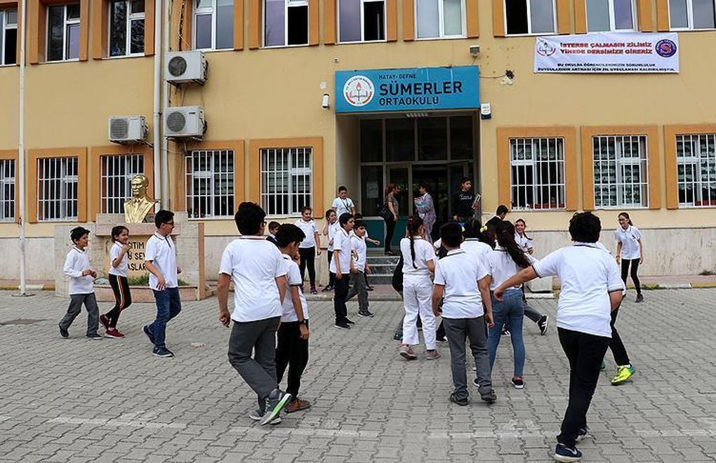 soLHaber2026's tweet photo. Kamusal eğitim çöktü: Özel okul öğrenci sayısı yüzde 560 arttı, köy okulları kapısına kilit vuruldu

📌AKP iktidarının 24 yıllık eğitim bilançosu ortaya çıktı. Resmi devlet okullarındaki öğrenci sayısı yalnızca yüzde 12 artarken, özel okul öğrenci sayısındaki artış yüzde 560'a ulaştı. Özel okul sayısı 2 bin 395’ten 14 bin 700’e çıktı. Son 24 yılda kapatılan köy okulu sayısı 24 bini geçti.
https://t.co/Fl1zKxUGyW