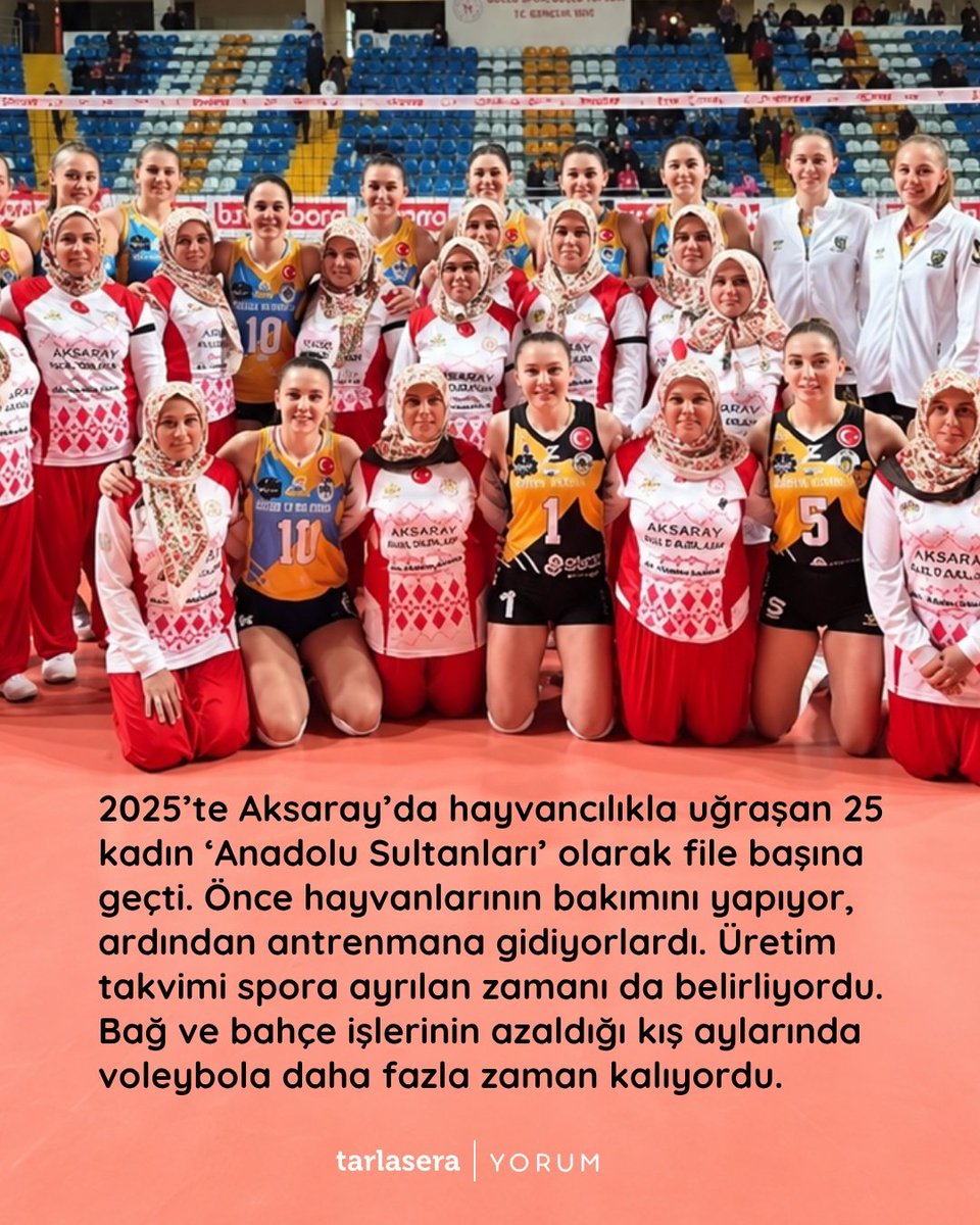 Temmzvolley's tweet photo. 🇹🇷Filenin Sultanları'nın Tarımsal Etkisi üzerine Tarlasera Dergisi:

"Avrupa’nın zirvesine bir kez daha çıkan Filenin Sultanları’nı kutluyoruz. Başarı doğru bir sistem içinde süreklilik kazandığında, sonuç kupaların ötesine geçiyor ve toplumsal bir modele dönüşüyor.

Türkiye’nin köy ve yaylalarında ortaya çıkan örnekler ise bu modelin somut sonuçlarını gösteriyor.

📍2021’de Gümüşhane’de hayvancılıkla uğraşan genç kadınlar, 2 bin 229 metre rakımlı Kirazlık Yaylası’nda kendi sahalarını kurdu. Milli Takım’dan esinlenerek ‘Yaylanın Sultanları’ adını aldılar. Görüntüleri 10 milyondan fazla izlenince yaylaya standart bir voleybol sahası yapıldı.

📍Şanlıurfa’nın Kavurga köyünde kız çocuklarının voleybolla başlayan yolculuğu ise kulüpleşmeye uzandı. Filenin Sultanları’nın örnek gösterildiği girişim büyüdü ve 2023’te 2. Lig’e yükseldi.

📍2025’te Aksaray’da hayvancılıkla uğraşan 25 kadın ‘Anadolu Sultanları’ olarak file başına geçti. Önce hayvanlarının bakımını yapıyor, ardından antrenmana gidiyorlardı. Üretim takvimi spora ayrılan zamanı da belirliyordu. Bağ ve bahçe işlerinin azaldığı kış aylarında voleybola daha fazla zaman kalıyordu.

Bu örnekler, sportif başarının doğru bir sistemle buluştuğunda toplumsal hayata nasıl taşınabildiğini gösteriyor. Atatürk’ün sporu toplumsal gelişmenin, kadını da bu gelişmenin temel aktörlerinden biri olarak gören yaklaşımı bugün yeni bir karşılık buluyor. Güçlü sistemler başarıyı, başarı rol modelleri, rol modeller de değişimi besliyor."
