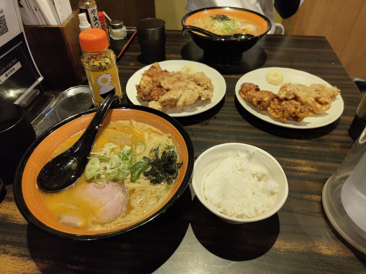rolly_cake's tweet photo. 26時間で札幌▶函館▶札幌を行き来して海鮮とハンバーガーとジェラートとラーメンを食べた写真 https://t.co/JTYdp81hbJ