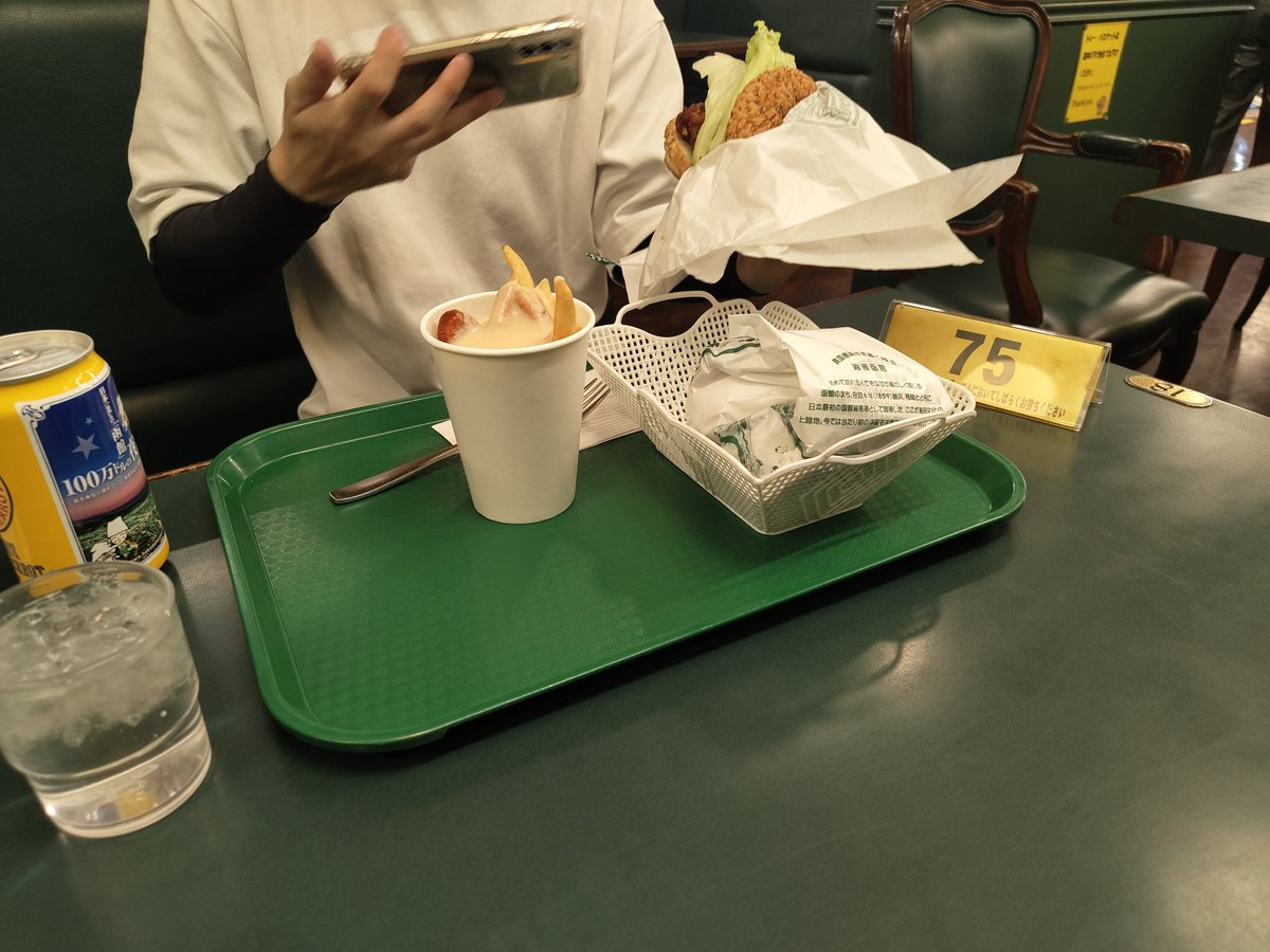 rolly_cake's tweet photo. 26時間で札幌▶函館▶札幌を行き来して海鮮とハンバーガーとジェラートとラーメンを食べた写真 https://t.co/JTYdp81hbJ