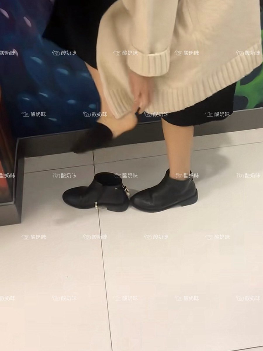 ggyujinn's tweet photo. 周末休息街头要袜，袜中袜真不错，最亲气候转凉了这骚货挺注意保暖呀，小黑袜成功得手有要的吗？ https://t.co/MH29WR0SoX