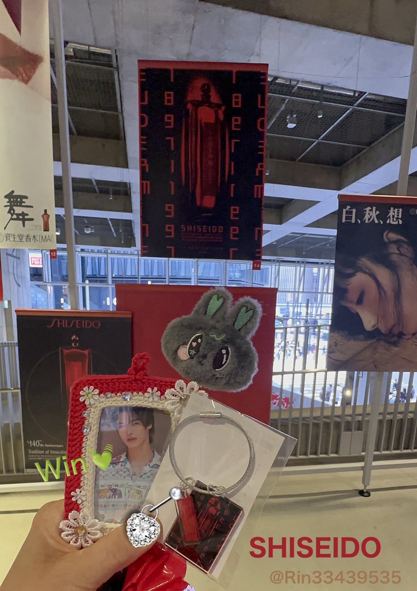 Rin33439535's tweet photo. 来たよ🐰🟥
1〜4階で開催していてグッズは3階❣️
もう既にOut of stock続出の中Winと同じ機械でキーチェーンゲットしてきた😇
ちなみに試供品は4階✨✨
StaffさんとWinの話で盛り上がってしまった🥰

WIN ULTIMUNE JOURNEY TOKYO

#JourneywithWIN 
#ShiseidoUltimune 
#winmetawin @winmetawin https://t.co/8DJFmb59DN