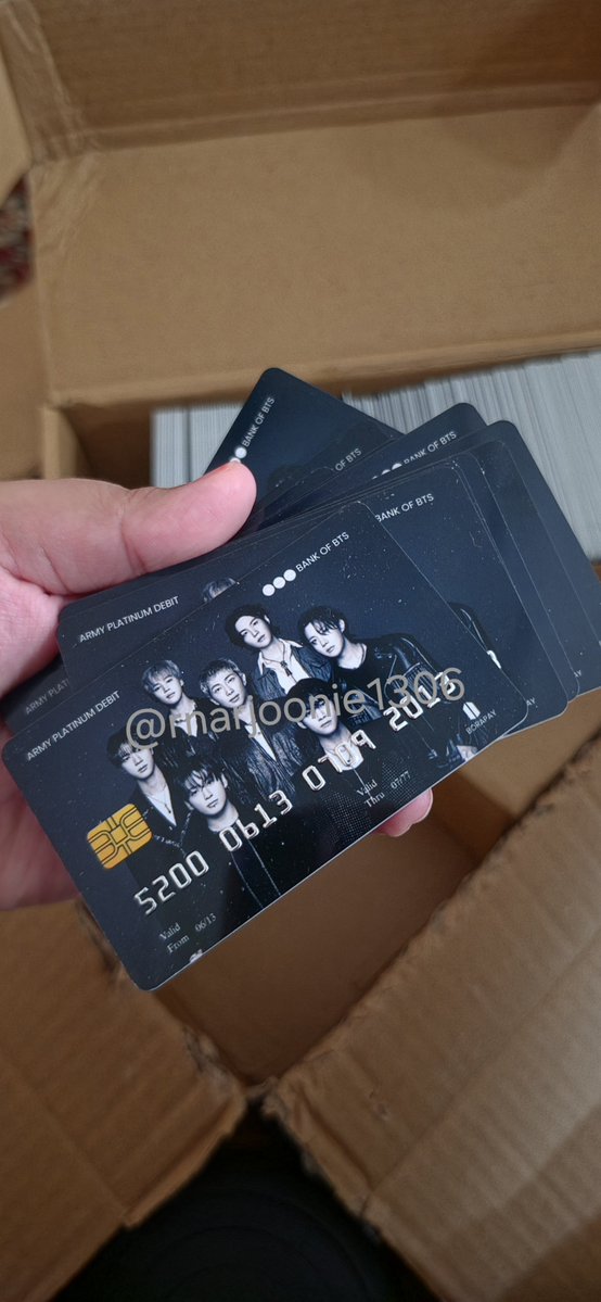 rnarJoonie1306's tweet photo. My freebies dah sampai!! Black card for ARMY moots!!!

See you soon ARMY in KL both days &amp; SG 1st and last day!!
#BTSARIRANGSINGAPORR #BTSINKL https://t.co/md9lXZWHlA