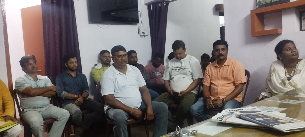 bjp4bokaronagar's tweet photo. संत शिरोमणि रविदास महाराज जी की 650वीं जयंती के उपलक्ष्य में मंडल स्तरीय कलश वंदन अभियान को लेकर बोकारो नगर की महत्वपूर्ण बैठक हुई।

बैठक में अभियान की सफलता को लेकर चर्चा की गई।

#bjp4india #bjp4jharkhand #bjp4bokaronagar #SantravidassJayanti https://t.co/EjUPpW1vgq