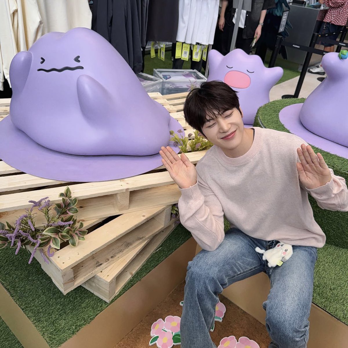 mi_0_1_'s tweet photo. ポケモンオタクしてるメテュ可愛すぎる
いっぱい買えてよかったね☺️♡ https://t.co/IeVM4QZhih