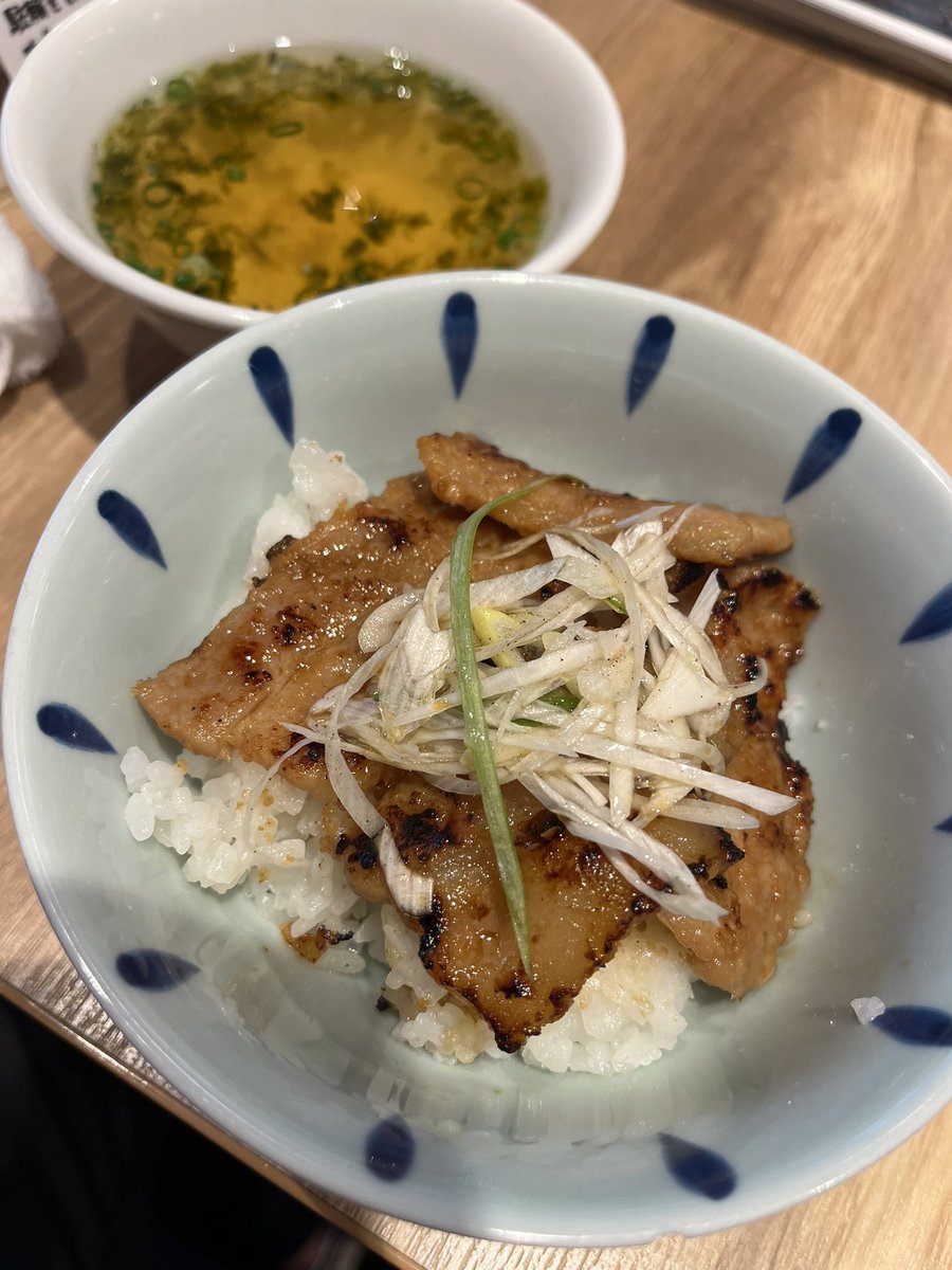petenshi5212's tweet photo. #上板橋『鮮魚 天ぷら酒場 #さわいち』さん

みそ漬け豚丼セット（小）

両面焼きのモチモチとポキポキの二つの食感にもやしのシャキシャキ感まであって面白い❣️
ただのソース味ではなく、アッサリでしっかりうまい…これも出汁の力❓🤔
みそ漬け豚もご飯がススム〜😋

ご馳走様でした。
#板橋グルメ部 https://t.co/unVt7k0EBd