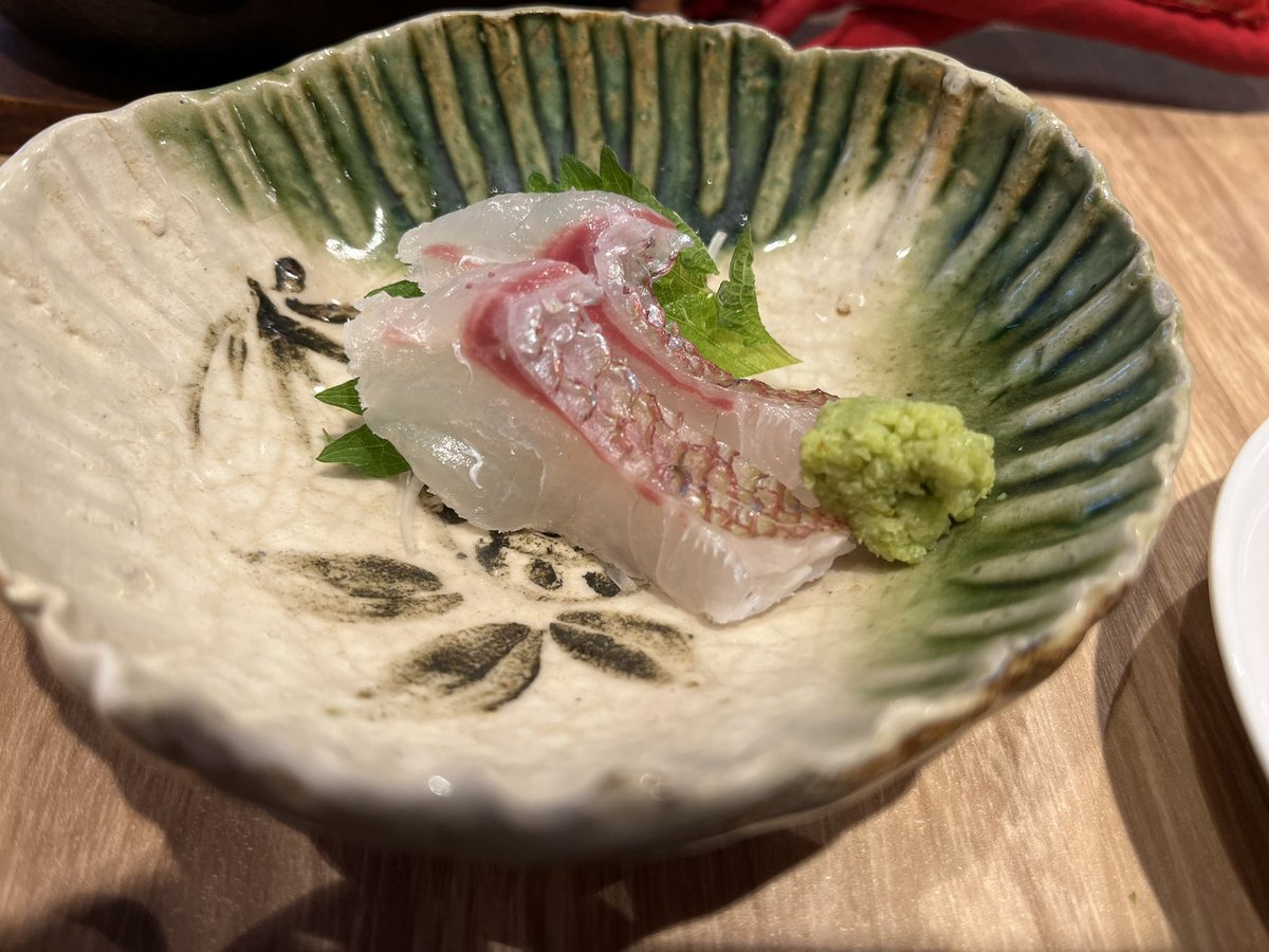 petenshi5212's tweet photo. +鶏ハラミ炭火焼き
+鯛のお刺身

さわいちさんは、鮮魚もすごいけど、お肉もすごいんだ‼️
鶏ハラミ、噛めば噛むほど旨味が溢れて、すごくうまい❣️

得意の鮮魚は、朝に捌きたての鯛‼️
臭みなく、歯応え抜群で弾力があるのに、すっと消えていく❣️
良い鯛の捌きたてじゃないと、これは味わえない😋✨ https://t.co/h2orVNNAAm