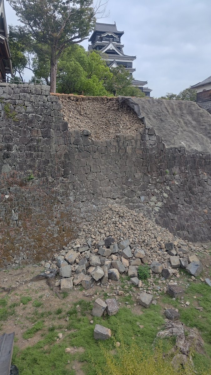 physicats's tweet photo. 熊本城は震災にまた震災で大変ですね… https://t.co/WcJnY1pfsn