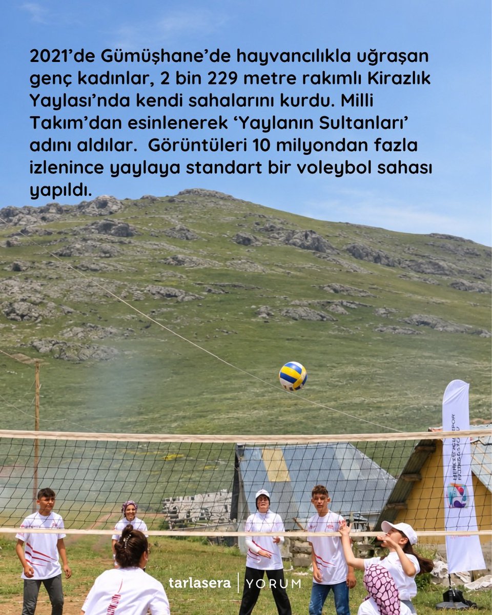 Temmzvolley's tweet photo. 🇹🇷Filenin Sultanları'nın Tarımsal Etkisi üzerine Tarlasera Dergisi:

"Avrupa’nın zirvesine bir kez daha çıkan Filenin Sultanları’nı kutluyoruz. Başarı doğru bir sistem içinde süreklilik kazandığında, sonuç kupaların ötesine geçiyor ve toplumsal bir modele dönüşüyor.

Türkiye’nin köy ve yaylalarında ortaya çıkan örnekler ise bu modelin somut sonuçlarını gösteriyor.

📍2021’de Gümüşhane’de hayvancılıkla uğraşan genç kadınlar, 2 bin 229 metre rakımlı Kirazlık Yaylası’nda kendi sahalarını kurdu. Milli Takım’dan esinlenerek ‘Yaylanın Sultanları’ adını aldılar. Görüntüleri 10 milyondan fazla izlenince yaylaya standart bir voleybol sahası yapıldı.

📍Şanlıurfa’nın Kavurga köyünde kız çocuklarının voleybolla başlayan yolculuğu ise kulüpleşmeye uzandı. Filenin Sultanları’nın örnek gösterildiği girişim büyüdü ve 2023’te 2. Lig’e yükseldi.

📍2025’te Aksaray’da hayvancılıkla uğraşan 25 kadın ‘Anadolu Sultanları’ olarak file başına geçti. Önce hayvanlarının bakımını yapıyor, ardından antrenmana gidiyorlardı. Üretim takvimi spora ayrılan zamanı da belirliyordu. Bağ ve bahçe işlerinin azaldığı kış aylarında voleybola daha fazla zaman kalıyordu.

Bu örnekler, sportif başarının doğru bir sistemle buluştuğunda toplumsal hayata nasıl taşınabildiğini gösteriyor. Atatürk’ün sporu toplumsal gelişmenin, kadını da bu gelişmenin temel aktörlerinden biri olarak gören yaklaşımı bugün yeni bir karşılık buluyor. Güçlü sistemler başarıyı, başarı rol modelleri, rol modeller de değişimi besliyor."