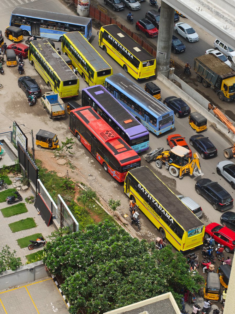 varunmehra03's tweet photo. @ChennaiTraffic , The university buses have become the main cause of traffic jam where they end up lining up on the service roads blocking way to residential apartment entry and the vehicles intending to take a left at junction. The traffic needs regulation at the junction https://t.co/nq7TuaIvhk