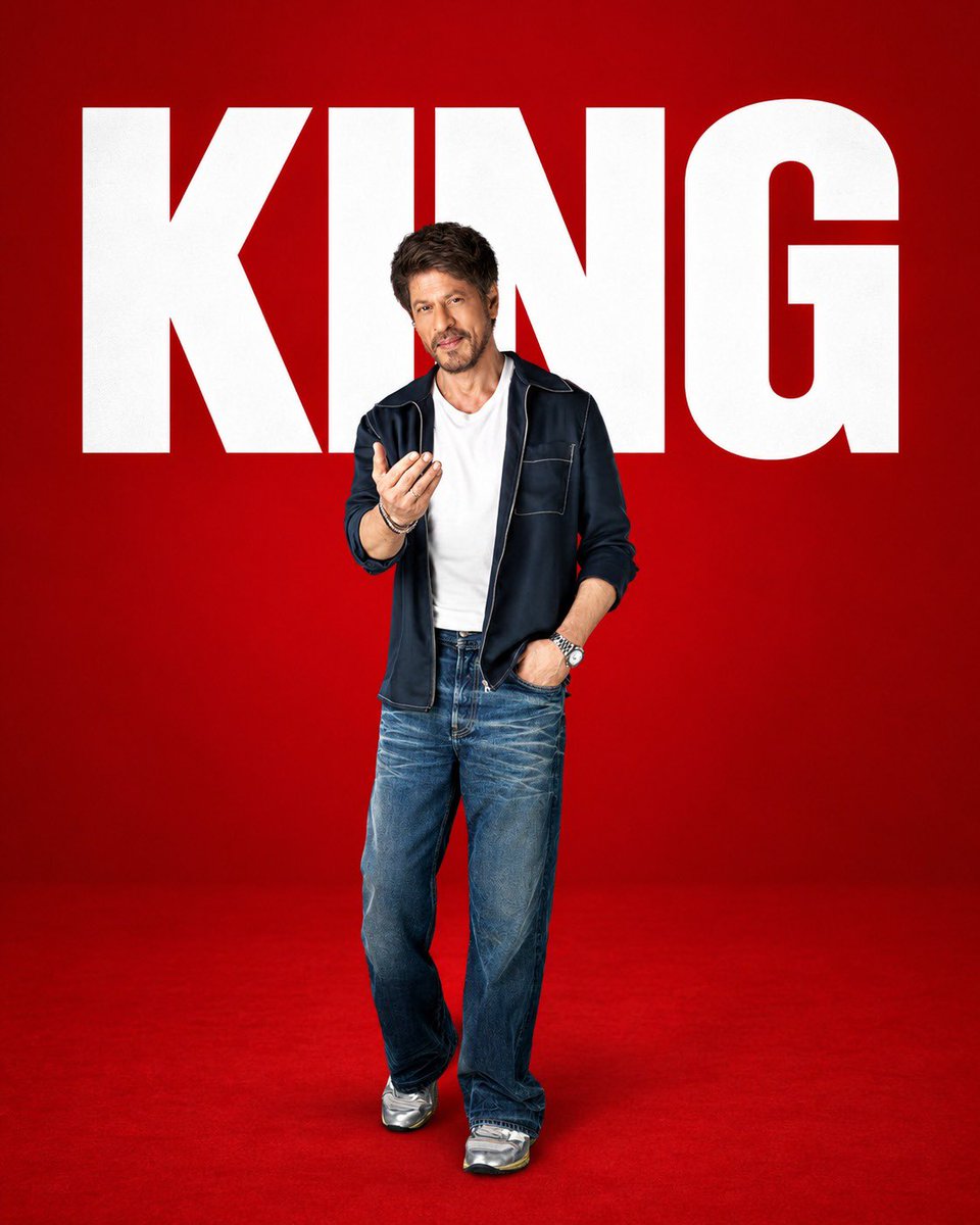 SRKUniverse's tweet photo. A New SRK Glimpse. 👑❤️‍🔥

That Smile. That Charm. Still Effortlessly Iconic. 

@iamsrk

#KING #ShahRukhKhan #SRK #KingKhan #ItsKingTime https://t.co/lajloFJHQc