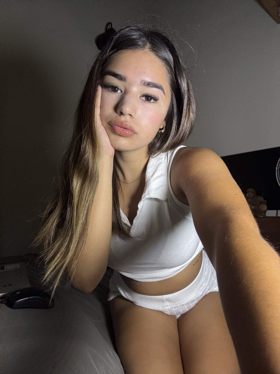 lunnaloun's tweet photo. hiiii 👋🏻 can I spam you or what? 🥺💕 https://t.co/kd1JpAapm5