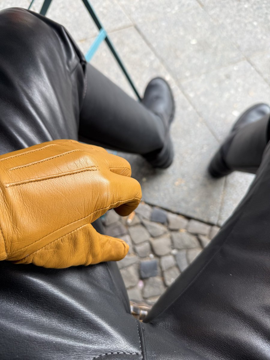 MasterArabLthr's tweet photo. Folsom vibes …
Who’s gonna clean my boots today?
#leather #leathermen #leatherboots #leatherlovers #leathermaster #leathergloves #gloves
#boots #wesco #folsom #master #leathermaster #bdsm https://t.co/Y0J7VyjHPX