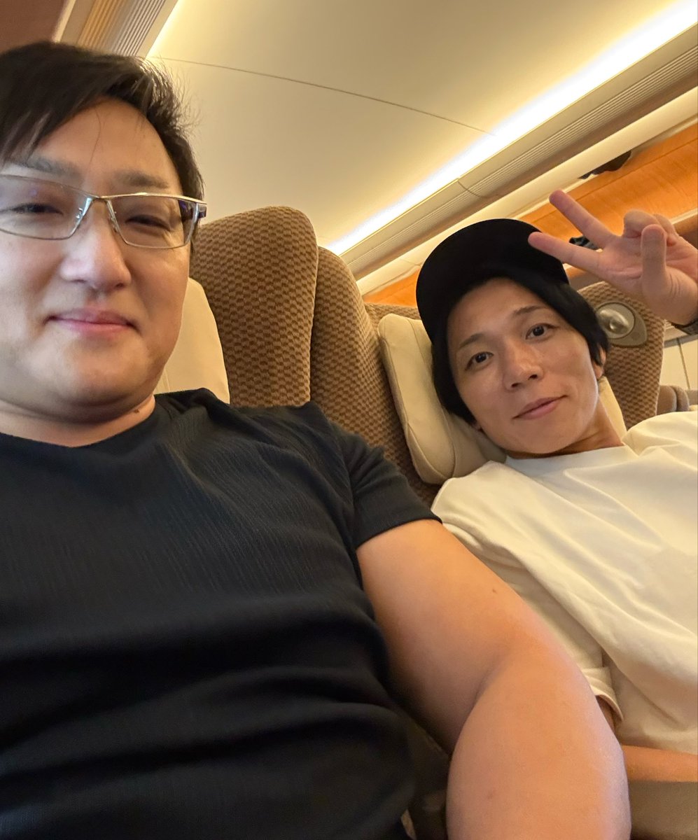 taichi0319's tweet photo. いよいよ北海道シリーズ開幕

北海道上陸の前に
仙台大会の為に新幹線で移動

予約する時には隣空いてたのに、
乗車したら隣にがっしりとした男性が先に着席
どうせならかわいい女の子がいいのにと思いながら…

って
いやおまえかいっ！！

どんな確率っ！

YOHくんと仲良く仙台行きます🚄 https://t.co/0IZlSAjOJt