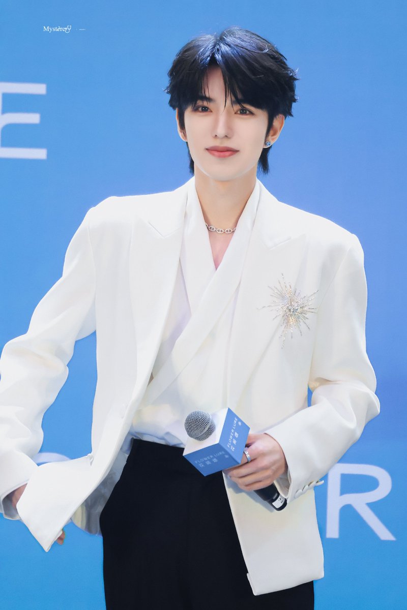 wikkyuu's tweet photo. หุ่นนายแบบอ่ะเนอะ คนสวยขาใส่สูทขาว ยิ้มหวาน

FLOWERLURE WITH SHUYUAN

#ShuYuanFirstBA
#Shuyuan #李淑元 https://t.co/RcpWOuxrHj
