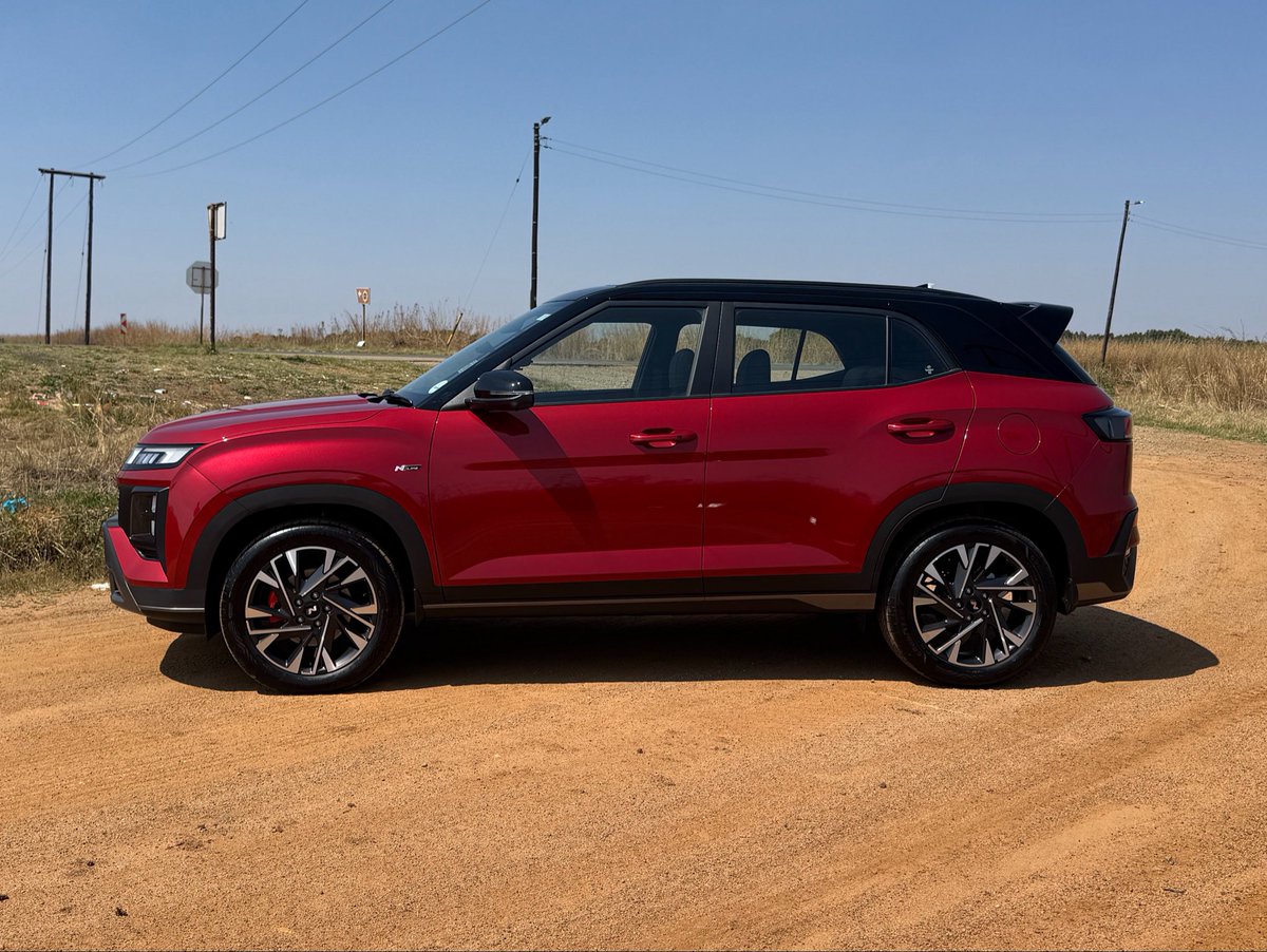 khuleonwheels's tweet photo. Yesterday, we spent some time behind the wheel of the new Hyundai Creta N Line. This is a great refresh to the Creta lineup, with a bold new cascading satin-black front grille, horizontal LED daytime running lights, a panoramic sunroof…
#HyundaiSA #HyundaiCreta #NewCreta https://t.co/pDkFoa7djP
