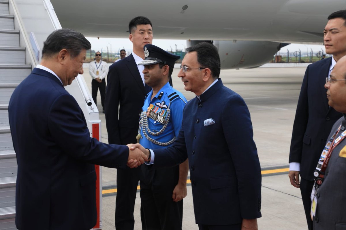 JitinPrasada's tweet photo. 18वें BRICS शिखर सम्मेलन में सहभागिता हेतु भारत पधारे पीपुल्स रिपब्लिक ऑफ चाइना के राष्ट्रपति, महामहिम श्री शी जिनपिंग जी के आगमन पर आत्मीय स्वागत किया।

'वसुधैव कुटुंबकम्' की पावन भावना के साथ भारत की ऐतिहासिक धरा पर आपका हार्दिक स्वागत और अभिनंदन!

पूर्ण विश्वास है कि इस महत्वपूर्ण सम्मेलन के दौरान होने वाले गहन एवं सार्थक विचार-विमर्श वैश्विक शांति, समृद्धि और साझा विकास की दिशा में अत्यंत फलदायी सिद्ध होंगे।

@PMOIndia @MEAIndia @EOIBeijing @BricsIndia2026 #BRICS2026