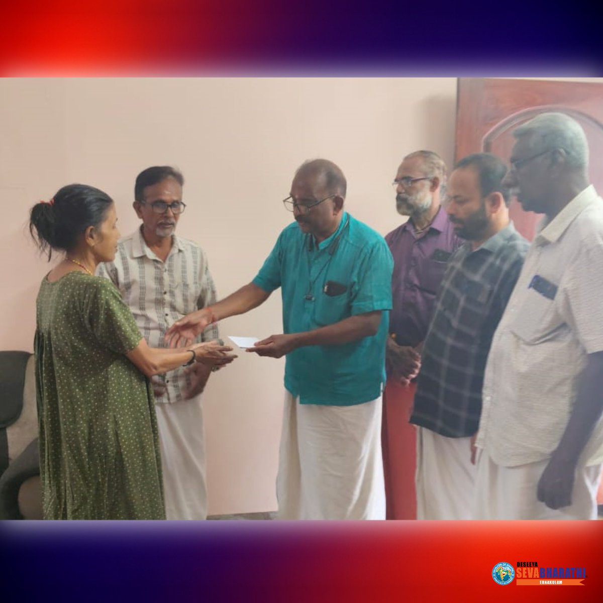 DeseeyaE's tweet photo. Sevabharathi Karumalloor provided financial aid for a homemaker undergoing treatment for Esophageal Varices at Aster Medcity Hospital, Ernakulam. Local volunteers attended the handover to support her family during this difficult time.

#sevabharathi #ernakulam #karumalloor https://t.co/OdvlkE7Lqs
