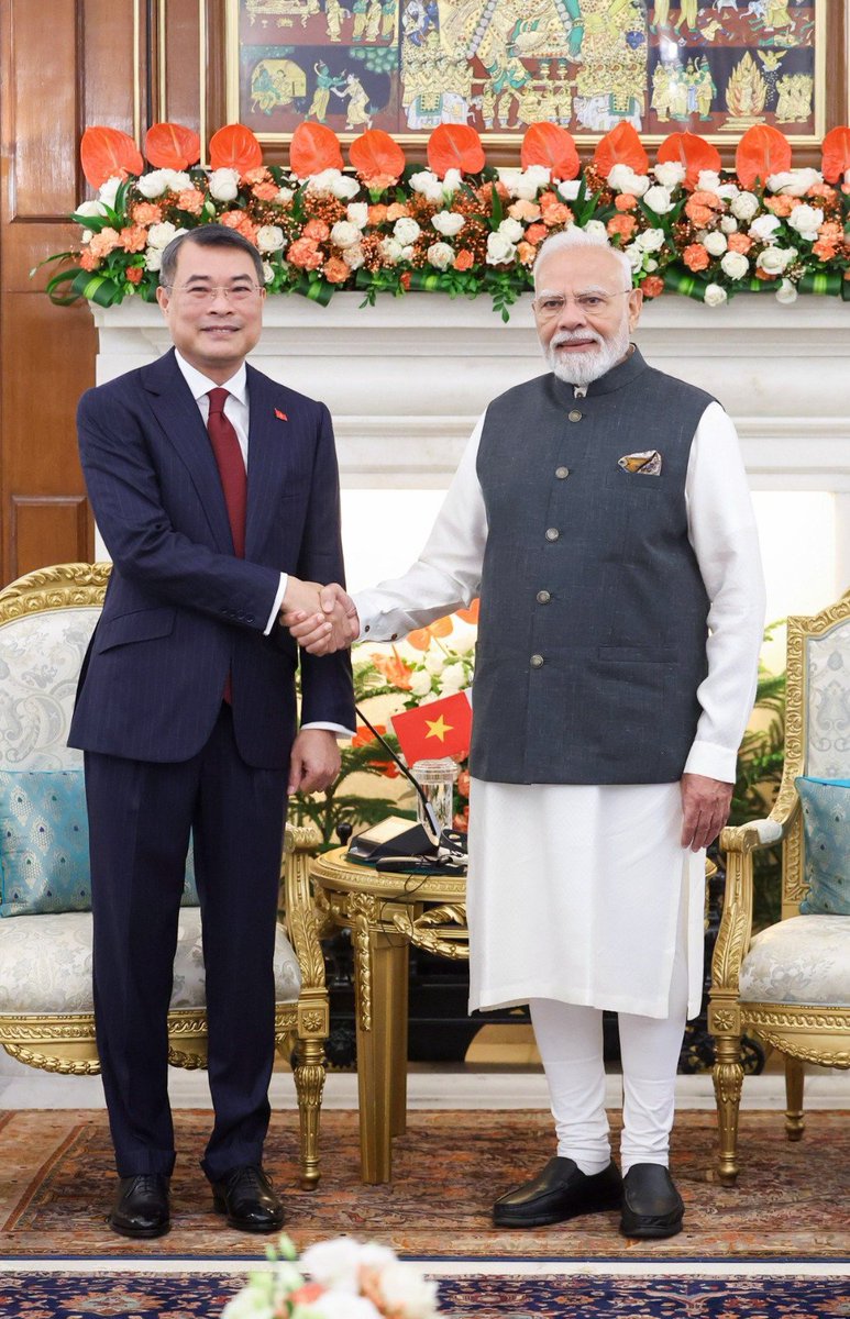 narendramodi's tweet photo. Met Prime Minister Lê Minh Hưng of Vietnam on the sidelines of the BRICS Summit.

We had productive discussions on:

Deepening defence and security cooperation, including the proposed 2+2 mechanism.

Expanding cooperation in energy, rare earths and space.

Working towards $25 billion bilateral trade by 2030 and greater two-way investment.

Strengthening our deep cultural and civilisational linkages.

Vietnam will always remain a key pillar of India’s Act East Policy and MAHASAGAR vision.

Đã gặp gỡ Thủ tướng Lê Minh Hưng của Việt Nam bên lề Hội nghị thượng đỉnh BRICS.

Chúng tôi đã có những thảo luận hiệu quả về:

Tăng cường hợp tác quốc phòng và an ninh, bao gồm cả cơ chế "2+2" được đề xuất.

Mở rộng hợp tác trong các lĩnh vực năng lượng, đất hiếm và không gian.

Hướng tới mục tiêu kim ngạch thương mại song phương đạt 25 tỷ USD vào năm 2030 và gia tăng đầu tư hai chiều.

Củng cố mối liên kết sâu sắc về văn hóa và văn minh giữa hai nước.

Việt Nam sẽ luôn là trụ cột quan trọng trong Chính sách "Hành động hướng Đông" và tầm nhìn MAHASAGAR của Ấn Độ.
