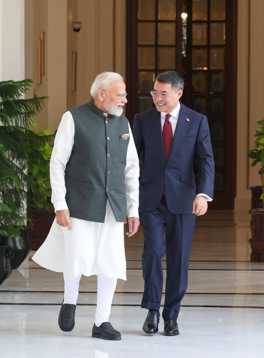 narendramodi's tweet photo. Met Prime Minister Lê Minh Hưng of Vietnam on the sidelines of the BRICS Summit.

We had productive discussions on:

Deepening defence and security cooperation, including the proposed 2+2 mechanism.

Expanding cooperation in energy, rare earths and space.

Working towards $25 billion bilateral trade by 2030 and greater two-way investment.

Strengthening our deep cultural and civilisational linkages.

Vietnam will always remain a key pillar of India’s Act East Policy and MAHASAGAR vision.

Đã gặp gỡ Thủ tướng Lê Minh Hưng của Việt Nam bên lề Hội nghị thượng đỉnh BRICS.

Chúng tôi đã có những thảo luận hiệu quả về:

Tăng cường hợp tác quốc phòng và an ninh, bao gồm cả cơ chế "2+2" được đề xuất.

Mở rộng hợp tác trong các lĩnh vực năng lượng, đất hiếm và không gian.

Hướng tới mục tiêu kim ngạch thương mại song phương đạt 25 tỷ USD vào năm 2030 và gia tăng đầu tư hai chiều.

Củng cố mối liên kết sâu sắc về văn hóa và văn minh giữa hai nước.

Việt Nam sẽ luôn là trụ cột quan trọng trong Chính sách "Hành động hướng Đông" và tầm nhìn MAHASAGAR của Ấn Độ.