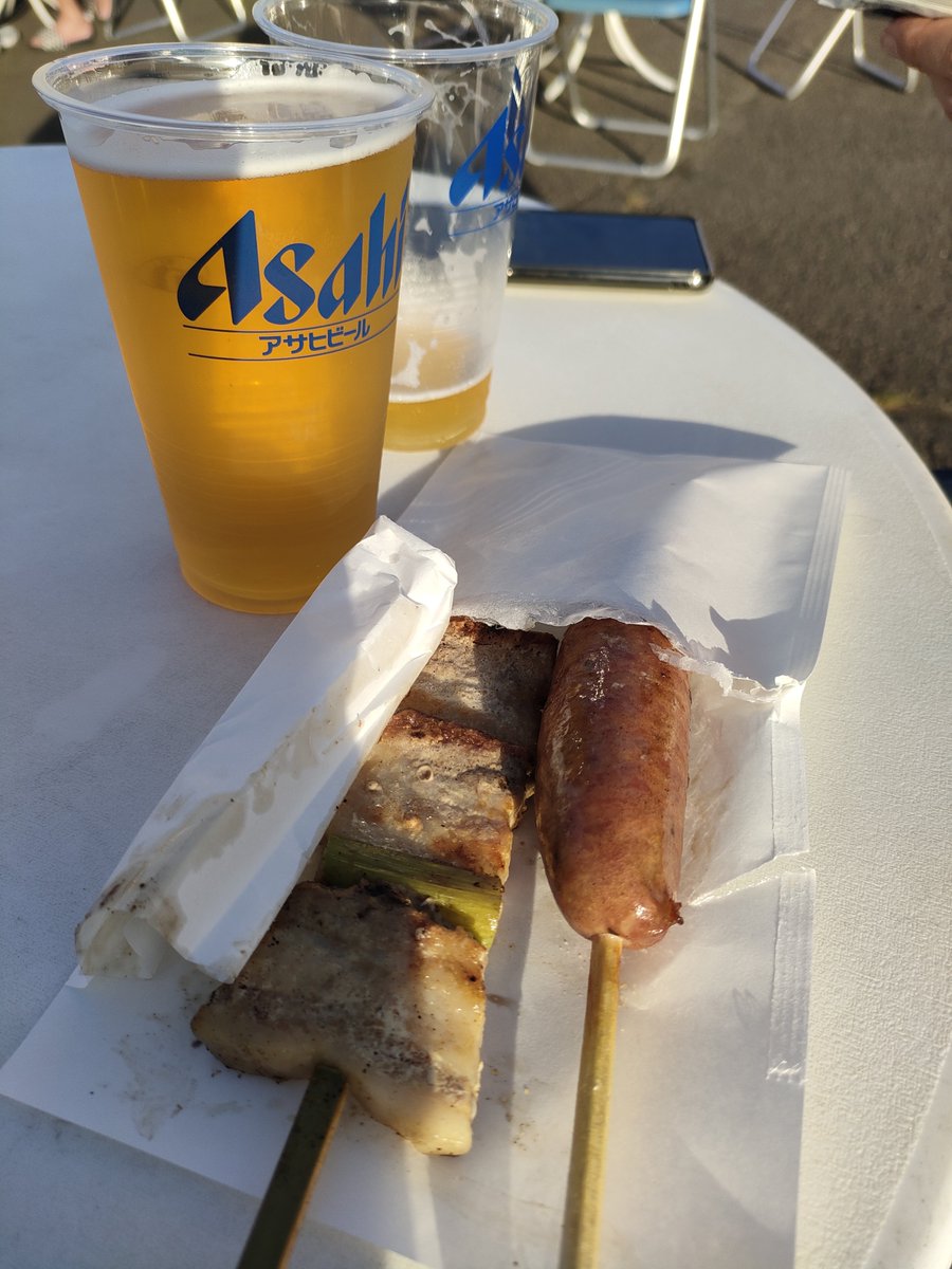 siroyama458's tweet photo. #大崎市岩出山
#政宗公祭り
#前夜祭
#当別町
豚串⋯え、激安！うま！
え、フライングですか（笑）？
いやいや、絶賛始まってますよ🤤
風も弱くて最高の夕涼み！
ステージは17時から！ https://t.co/V6354RM5pg