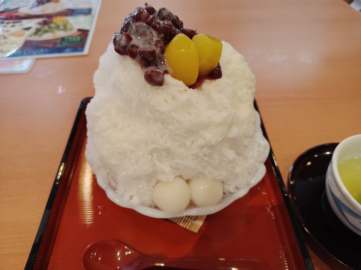 naochyan381's tweet photo. さすがになんばは人が多い😅
あまりにも暑かったんで、法善寺の #夫婦善哉 の #氷善哉 を食べました❄️
ミルク味の素朴な味にやっぱりあんこが良いね〜💕
ちゃんと白玉ものってます😆
#かき氷 #なんば法善寺 https://t.co/a4QcNNokV2